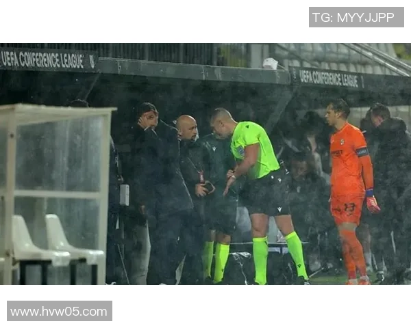 欧协联比赛因暴雨突袭球场积水严重比赛被迫中断引发广泛关注